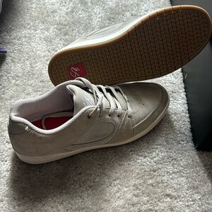 ES skate shoe men’s 9 worn twice, very clean and in perfect condition.